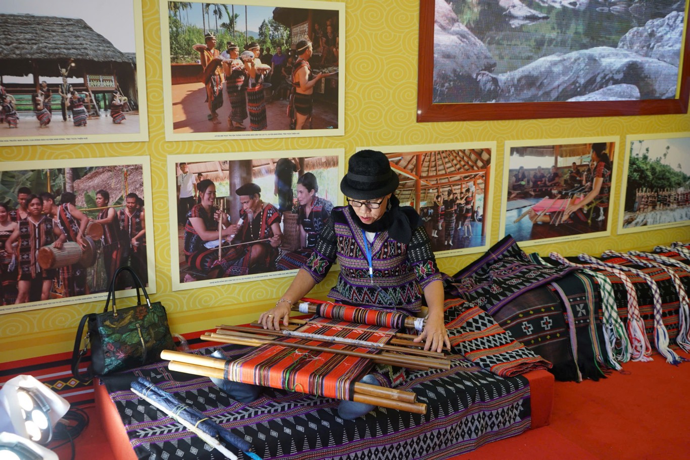 Nghệ nh&acirc;n đo&agrave;n Thừa Thi&ecirc;n Huế dệt thổ cẩm 